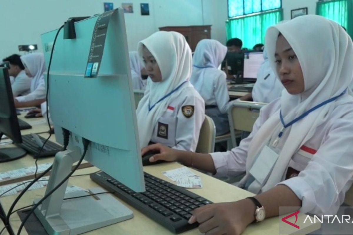 Kadisdikbud Lampung tinjau TKA di SMKN 4 Metro