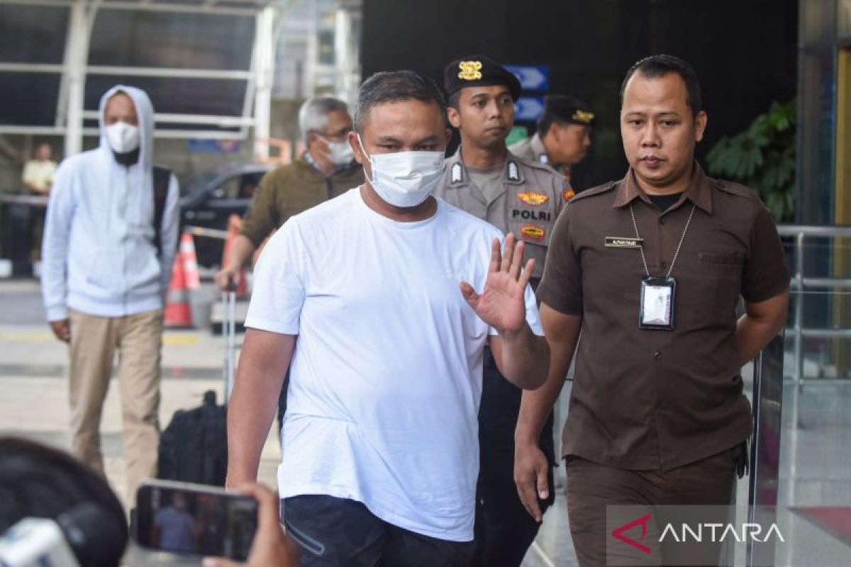 Gubernur Riau Abdul Wahid tiba di Gedung KPK pakai rompi oranye