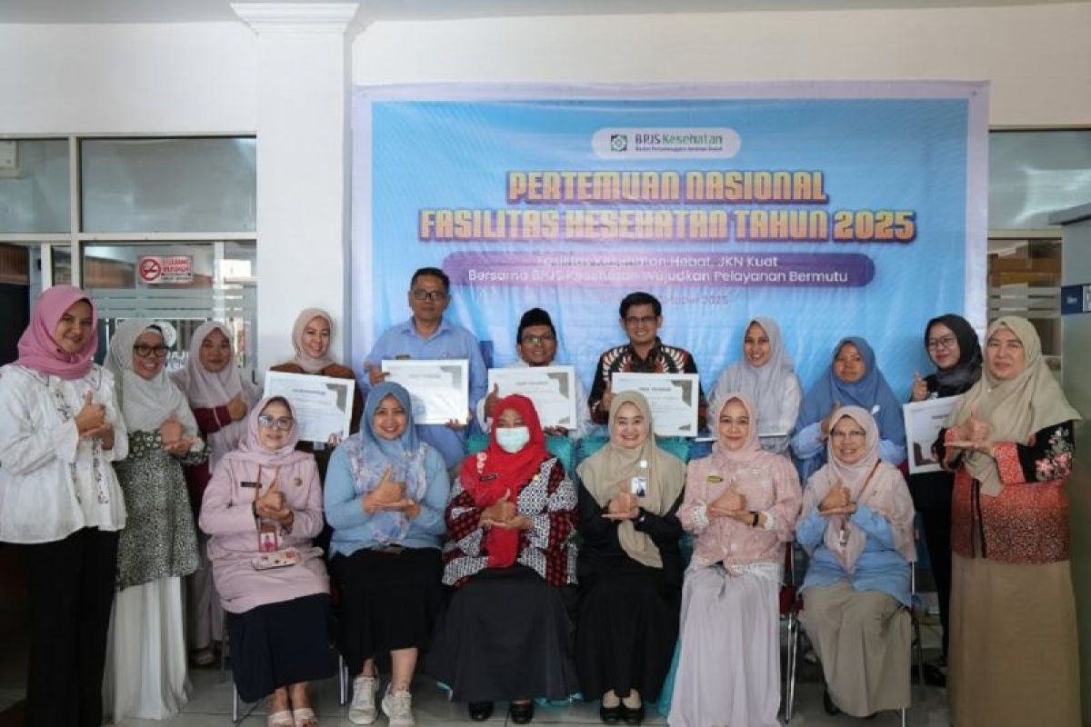 BPJS Kesehatan Cabang Solok berikan penghargaan kepada pihak Fasilitas Kesehatan FKTP & FKRTL