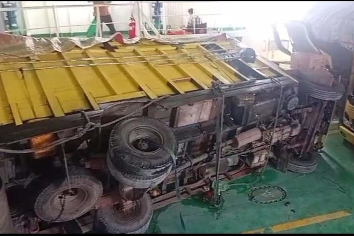 KMP Aceh Hebat 1 terjebak cuaca buruk saat berlayar ke Simeulue, satu truk terbalik