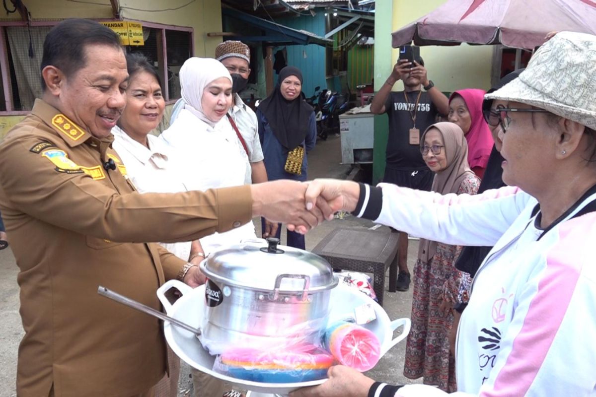 Pemkot Jayapura salurkan bantuan untuk korban kebakaran Dok V