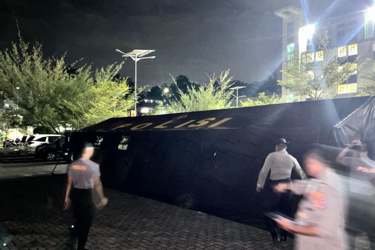 Personel Polres Tarakan Dirikan Tenda Darurat Pasca Gempa