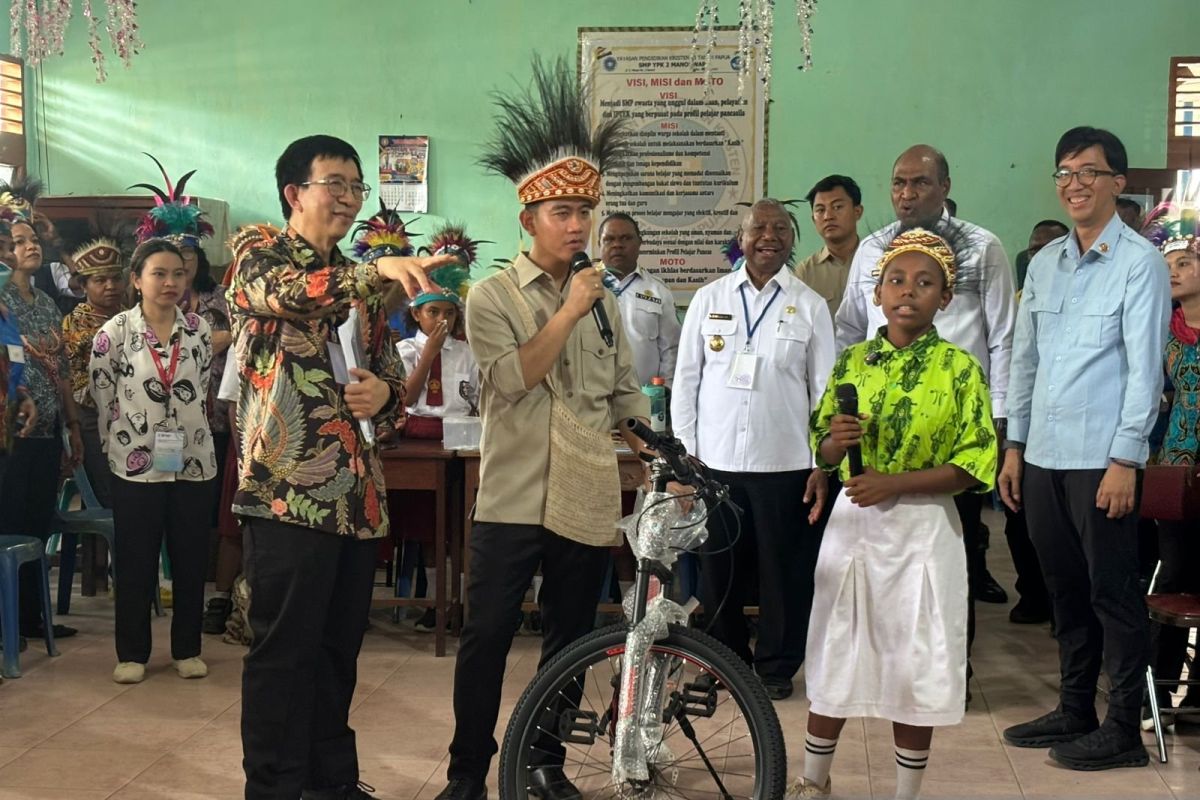 Gibran berikan sepeda kepada siswa Manokwari pandai berhitung ala "gasing"