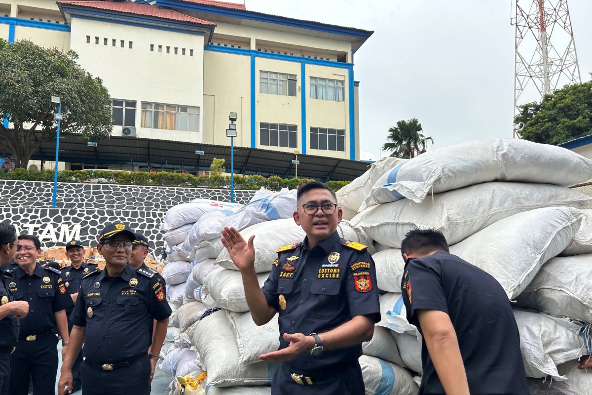 Bea Cukai Batam musnahkan 2.297 koli balpres pakaian bekas