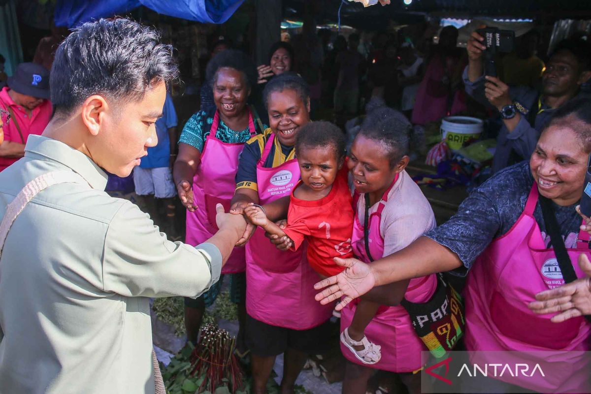Wapres Gibran berdialog dengan pedagang Pasar Wosi di Manokwari