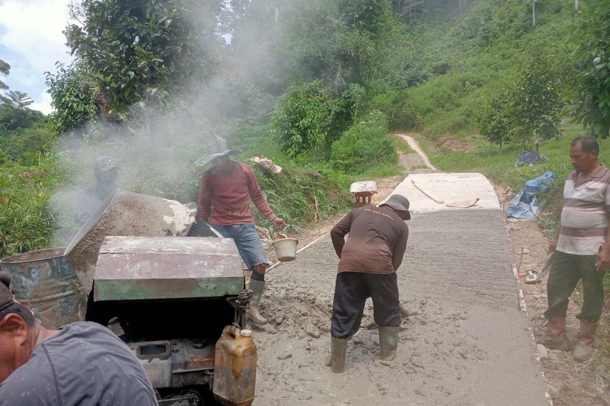Gotong Royong di Puncak Labuang: Peladang dan PT Semen Padang ubah jalan tanah jadi beton