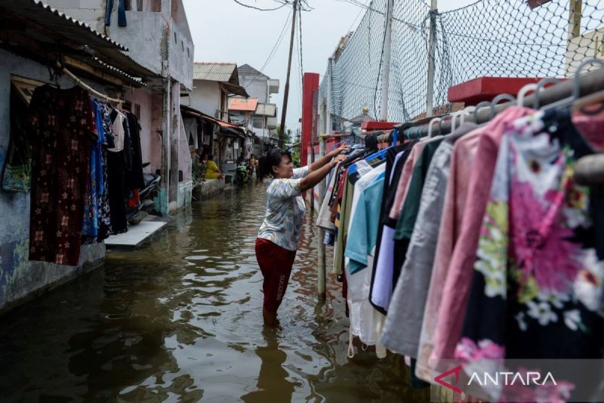Hari ini waspadai hujan petir hingga banjir rob
