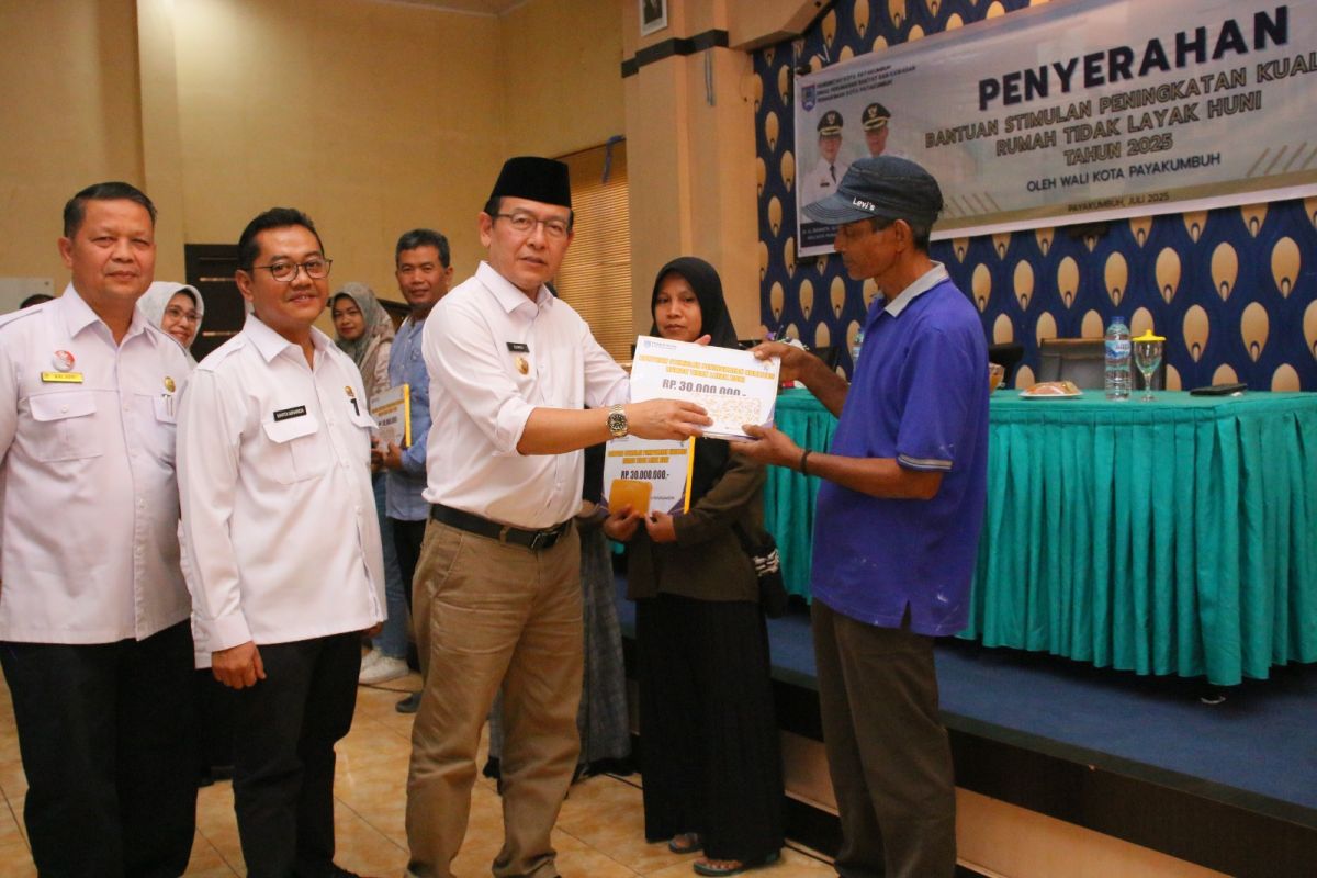 Wako Payakumbuh Zulmaeta serahkan bantuan renovasi untuk 92 rumah tidak layak huni