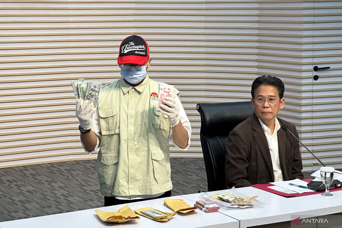 KPK sita 9.000 pound sterling dan 3.000 dolar AS dari Gubernur Riau