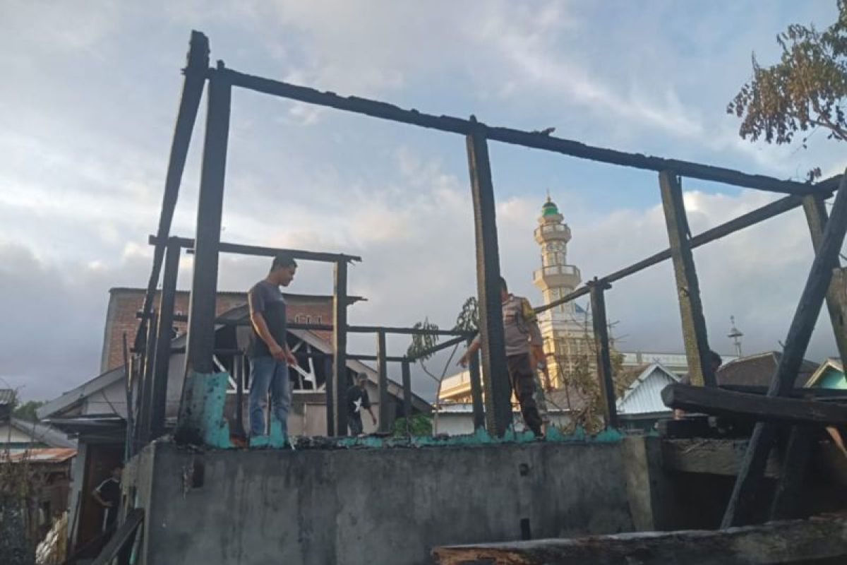 Ponsel meledak, Rumah warga Labuhan Lombok Timur ludes terbakar