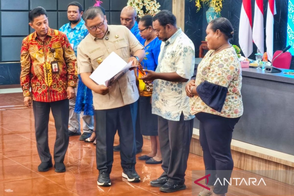 Pemerintah Manokwari serahkan 100 akta perkawinan gratis permudah adminduk