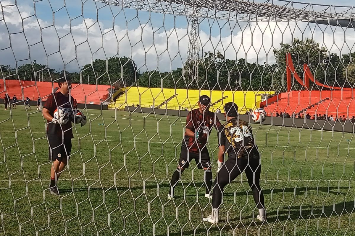 Latihan kiper Semen Padang FC