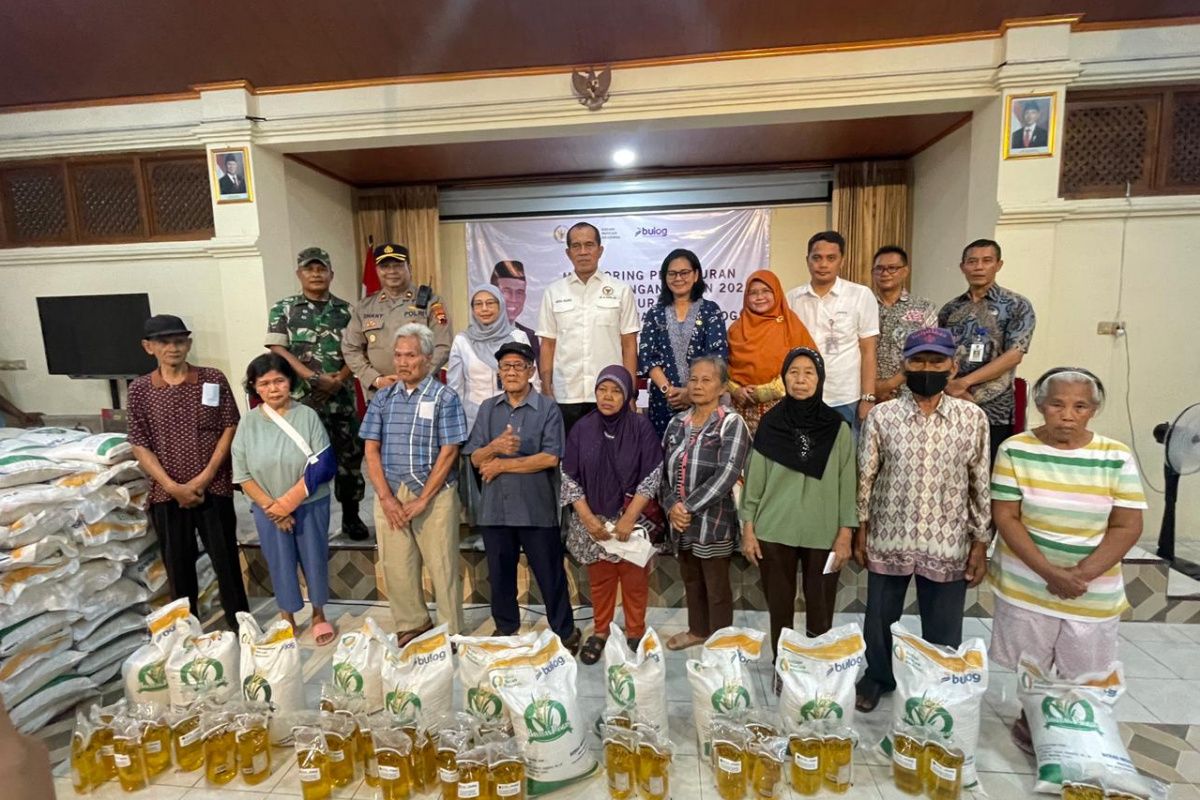 Bulog Surakarta serentak salurkan bantuan pangan beras dan minyak di Solo Raya