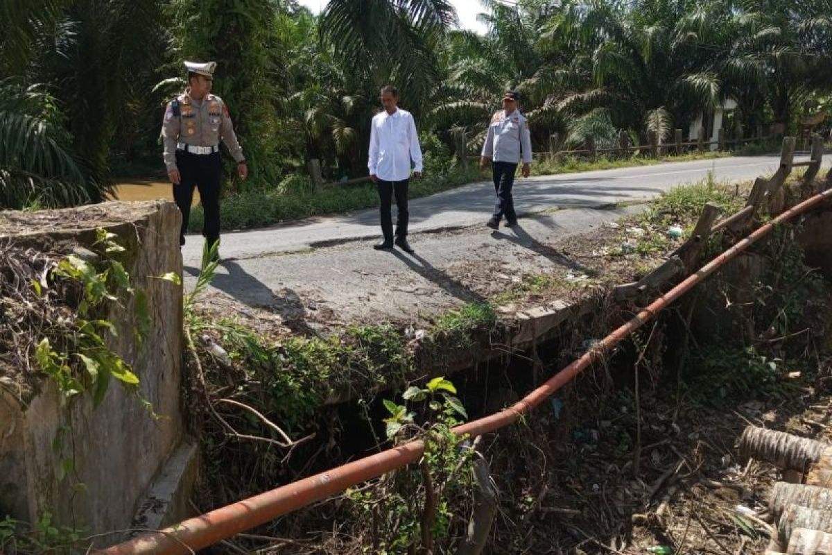 Kasat Lantas Polres Langkat tinjau jembatan rusak pada dua kecamatan