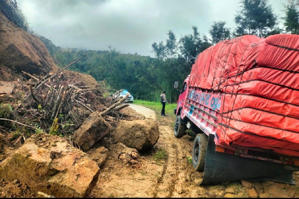 Polres Lanny Jaya membantu warga Kampung Yuta terdampak bencana longsor