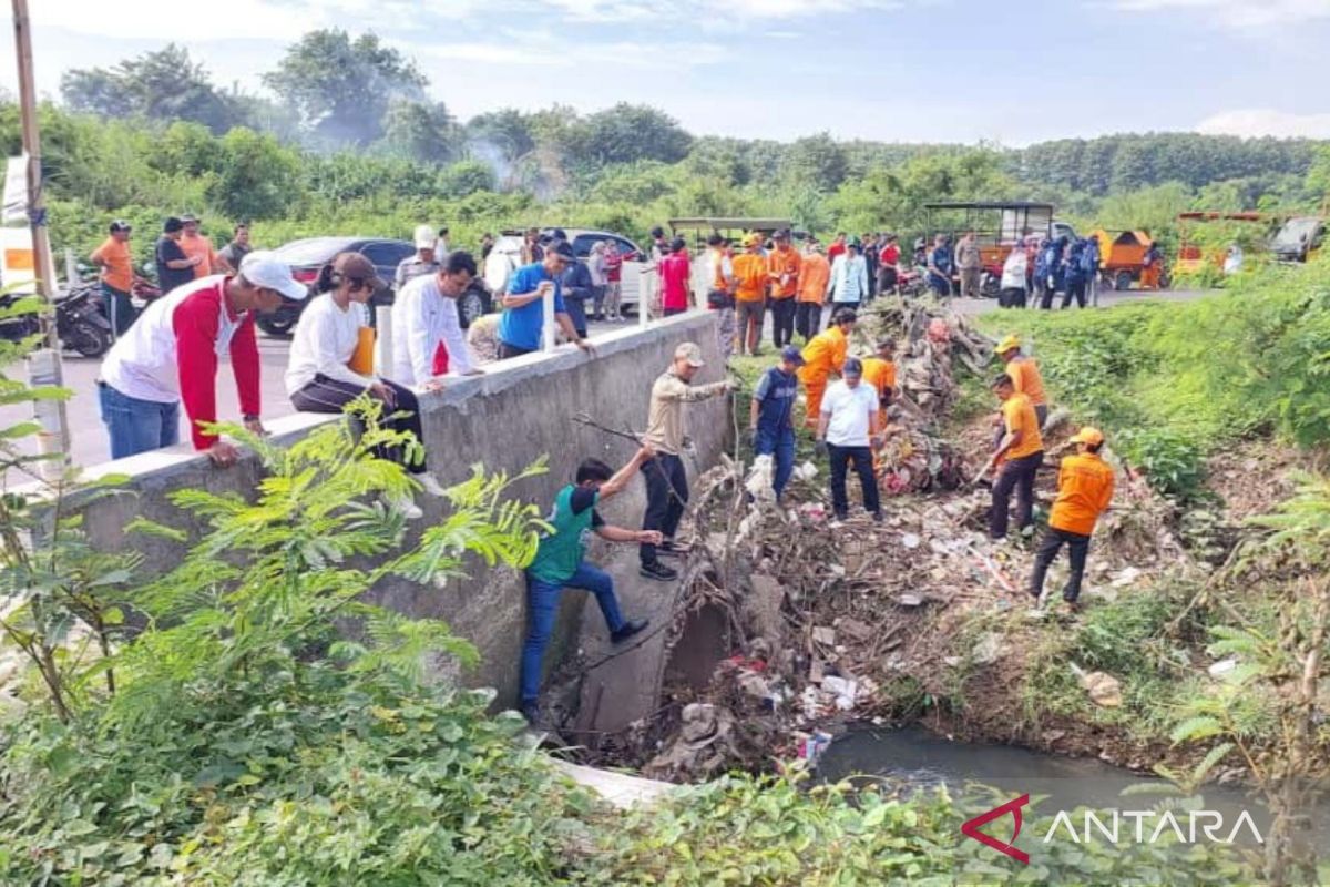 Kementerian LH gelar aksi Jumat Bersih di Cikarang Bekasi untuk jaga kebersihan