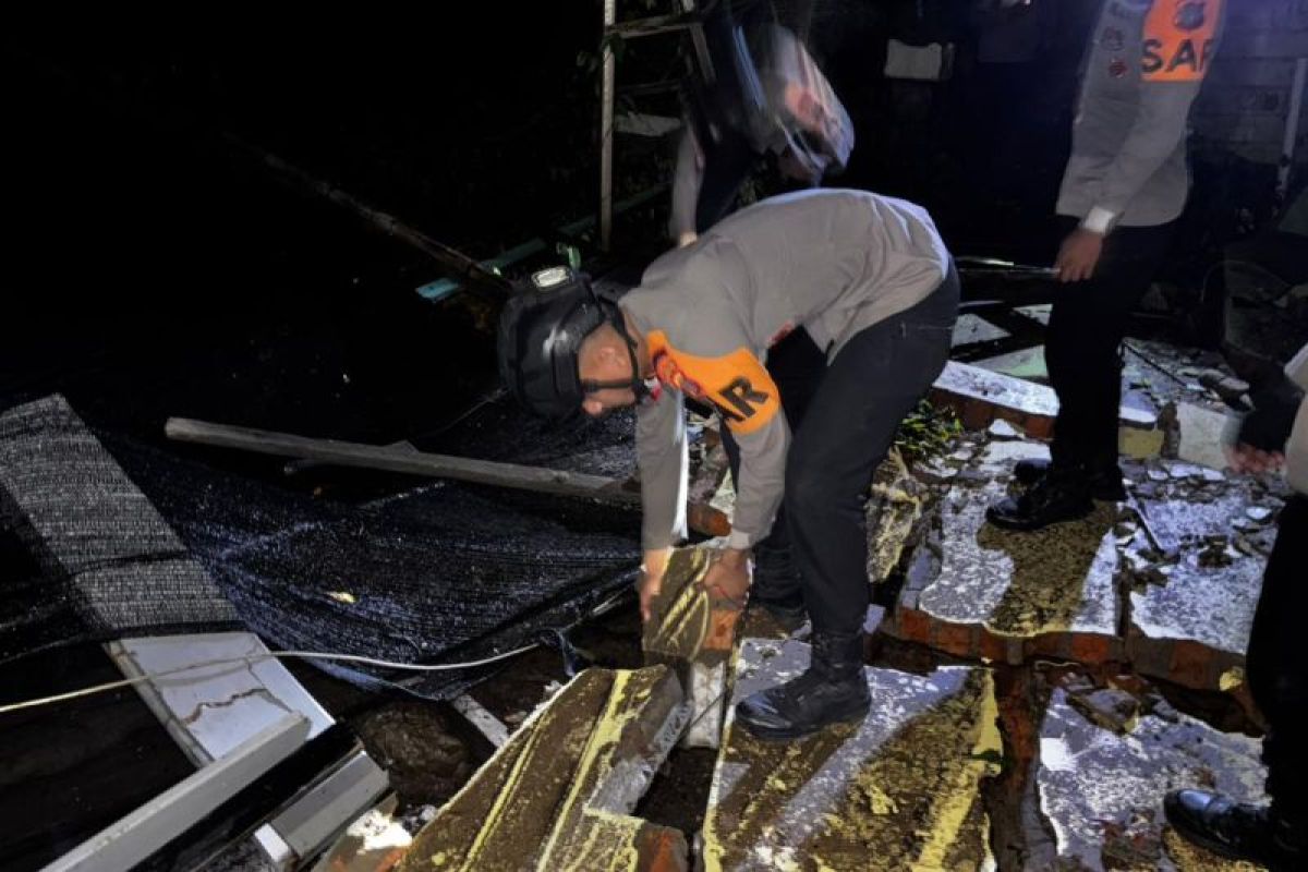 Brimob Polda Kaltara Evakuasi Rumah Roboh Pasca Gempa di Tarakan