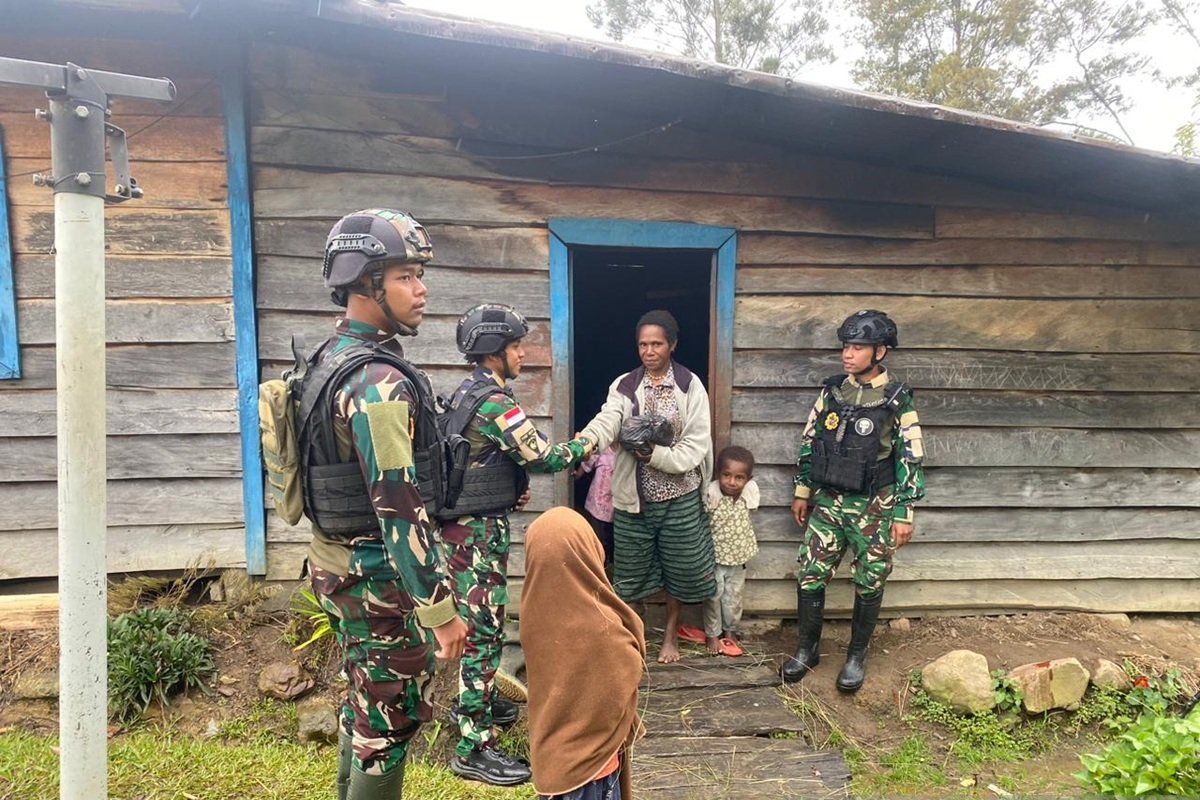 Satgas TNI Yonif 511 salurkan bantuan paket bapok untuk warga pedalaman Papua