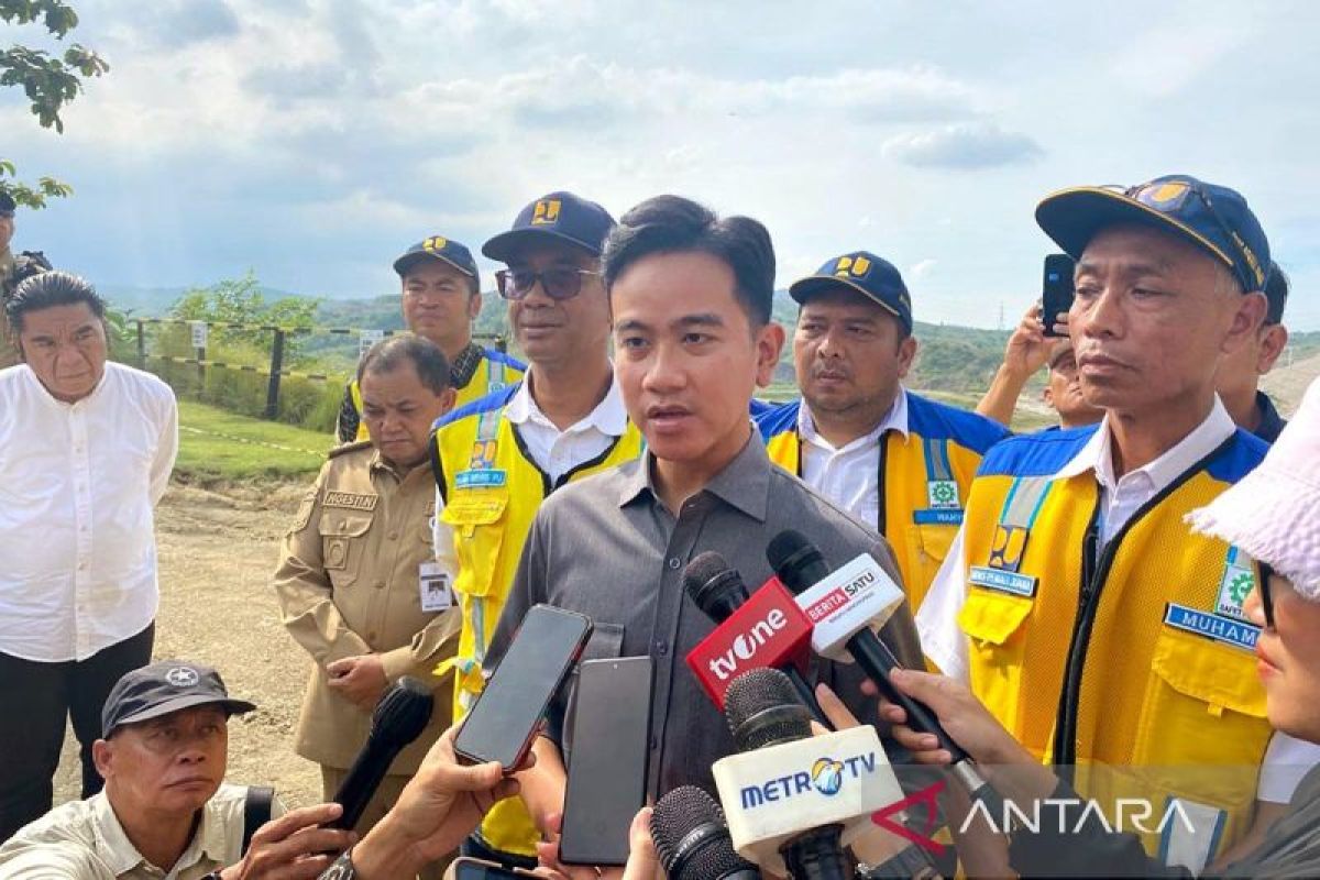 Soal gelar pahlawan, Gibran: Soeharto-Gus Dur beri sumbangsih besar