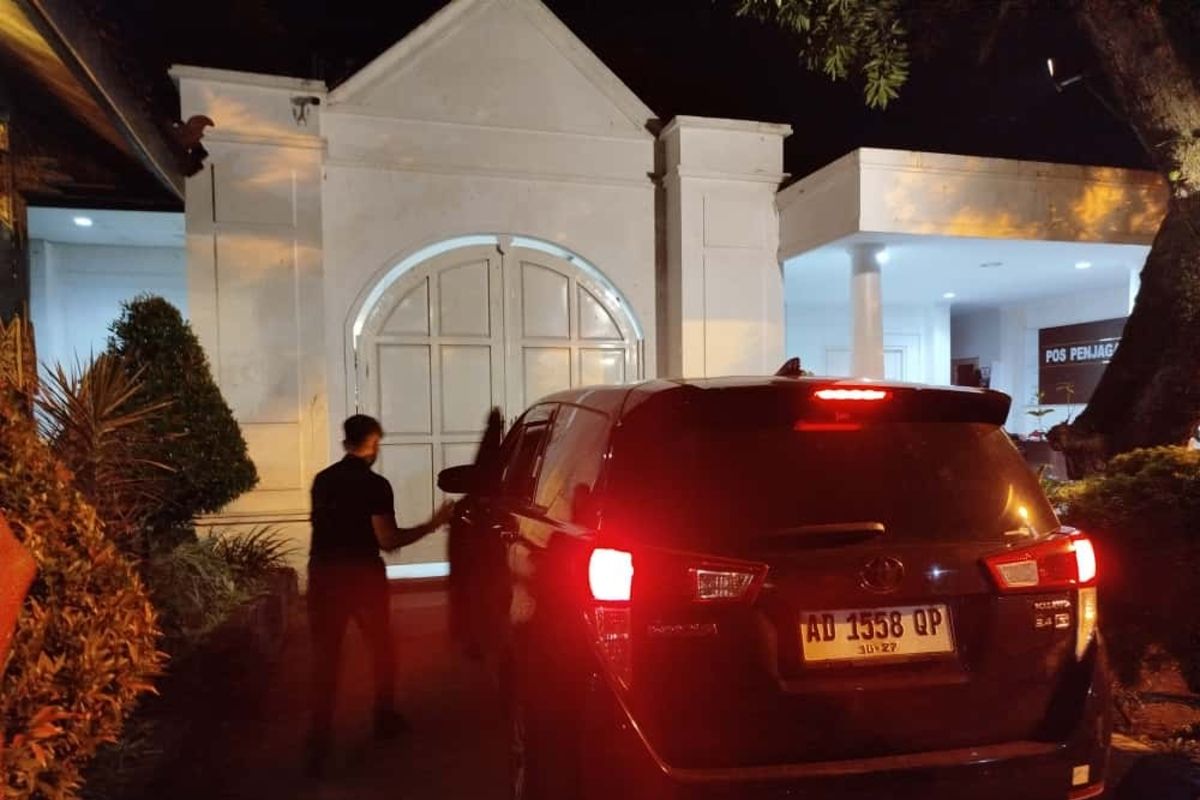 Dua mobil diduga Tim KPK masuk rumah dinas Bupati Ponorogo