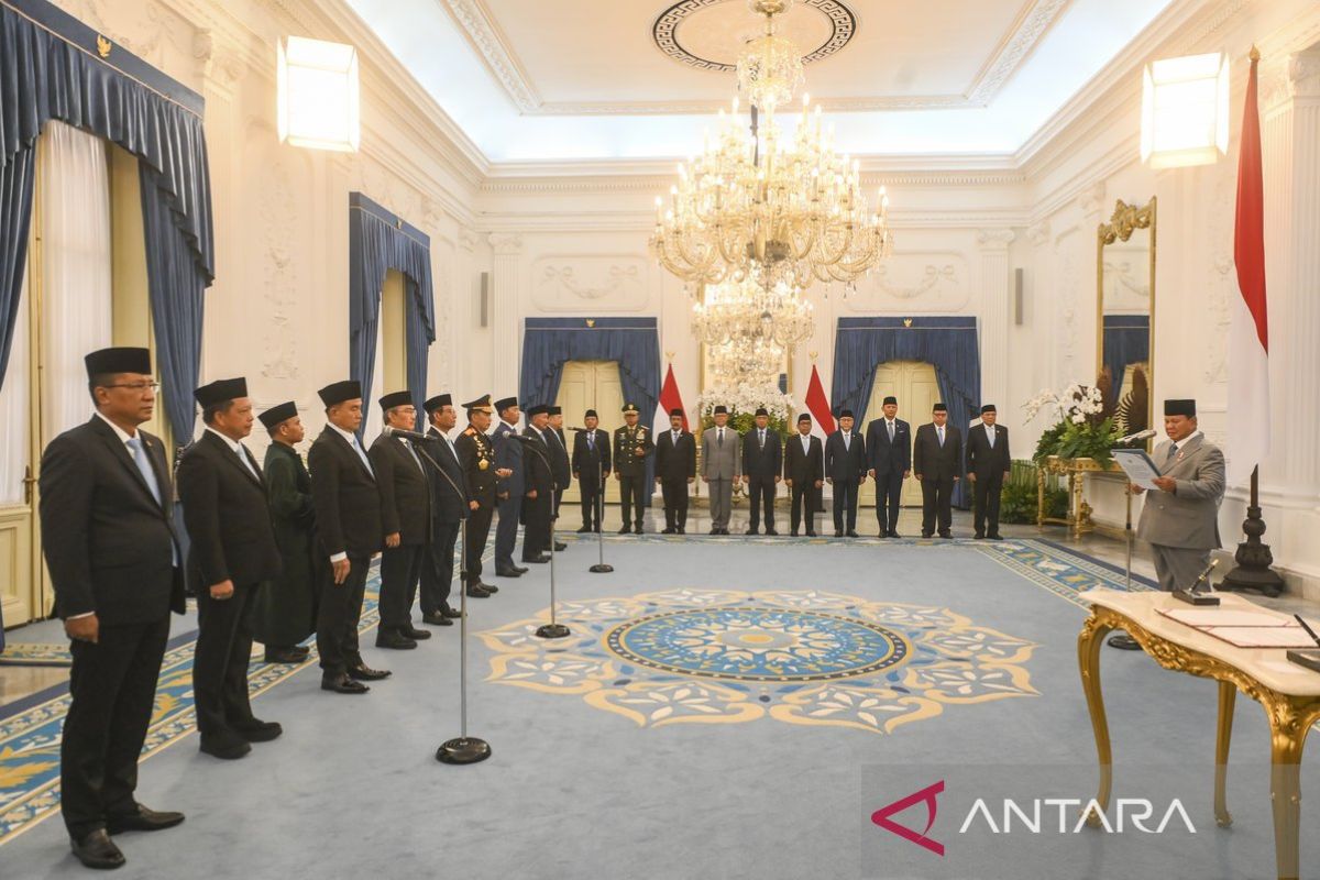 Presiden Prabowo lantik 10 anggota Komisi Percepatan Reformasi Polri di Istana Merdeka