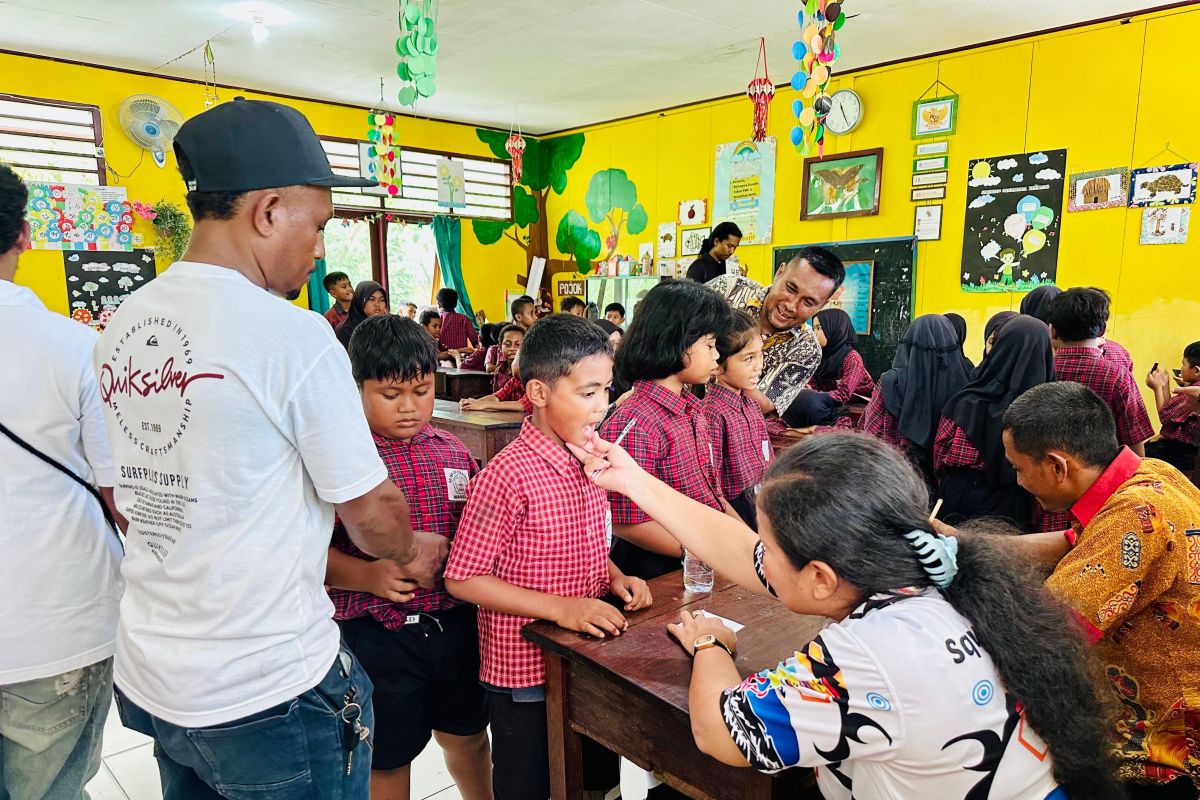 Dinkes Papua Barat periksa kesehatan pelajar dan guru di Manokwari Selatan