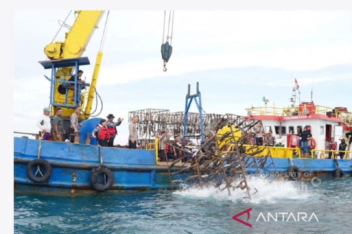 PT Timah dan Ditlantas Polda Babel tenggelamkan rumpon dari knalpot sitaan di Perairan Rebo