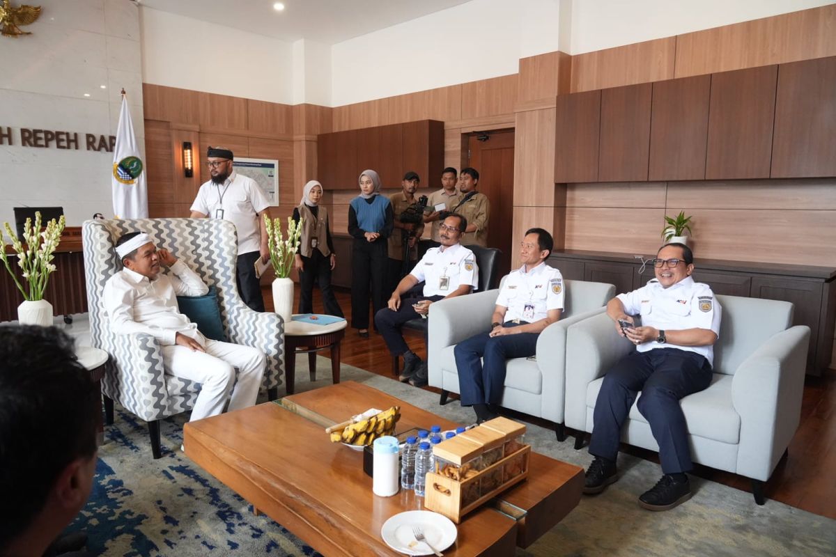 KAI dan Pemprov Jawa Barat Perkuat Sinergi Bahas Keselamatan Perlintasan dan Revitalisasi Stasiun Bandung