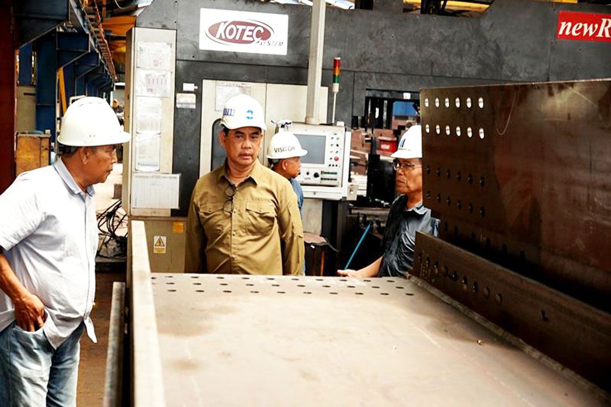 Kunjungi pabrik baja, Shalahuddin memastikan material jembatan penuhi standar teknis