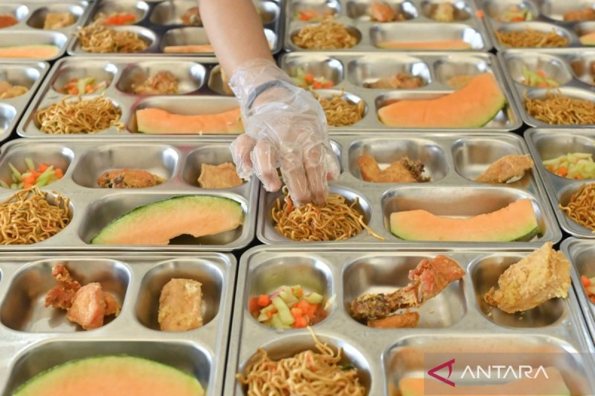 Indonesia reviews SOPs to strengthen free meals program