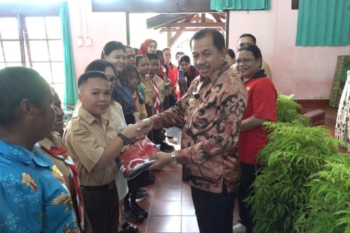 Pemkot Jayapura serahkan bantuan pakaian seragam sekolah 8.500 siswa