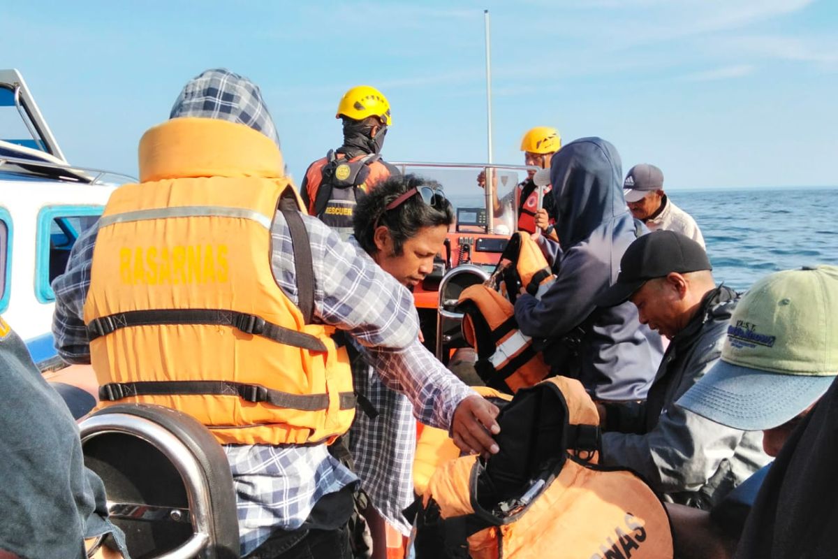 Tim SAR gabungan evakuasi 10 penumpang perahu motor mati mesin di Banggai Laut