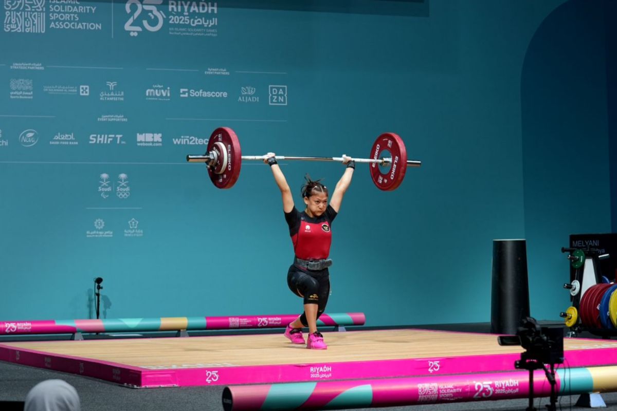 Melyani rebut tiga perak angkat besi, medali pertama Indonesia di ISG