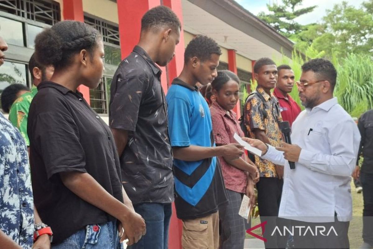 295 mahasiswa STIH Kampus C Momiwaren terima beasiswa KIP Kuliah