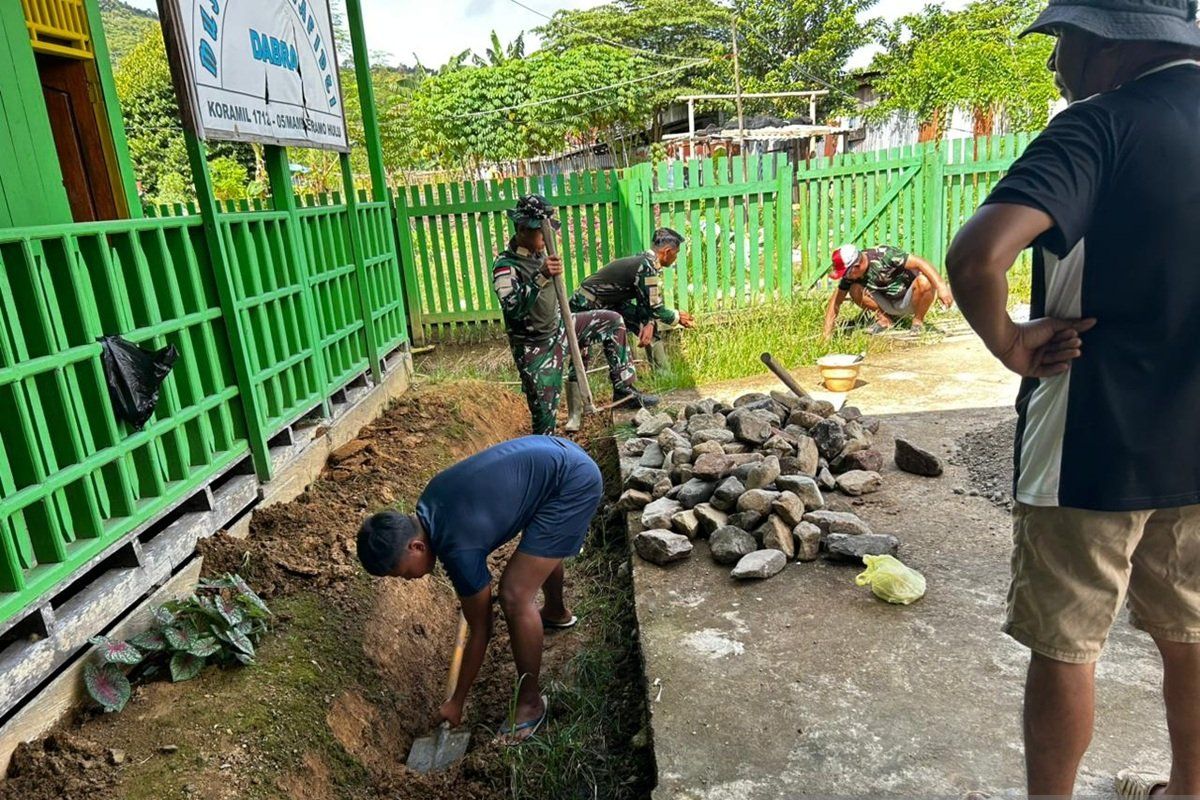 Satgas TNI Yonif 511/DY buat drainase di pedalaman Papua
