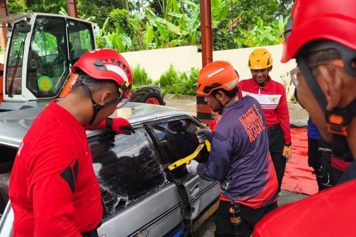 Anggota potensi SAR Semarang berlatih penanganan kecelakaan