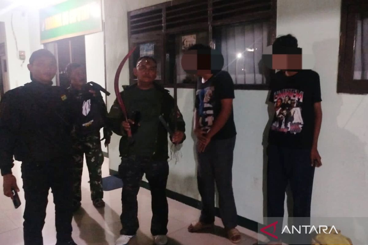 Polisi tangkap dua pelajar bersenjata tajam hendak tawuran di Tangsel