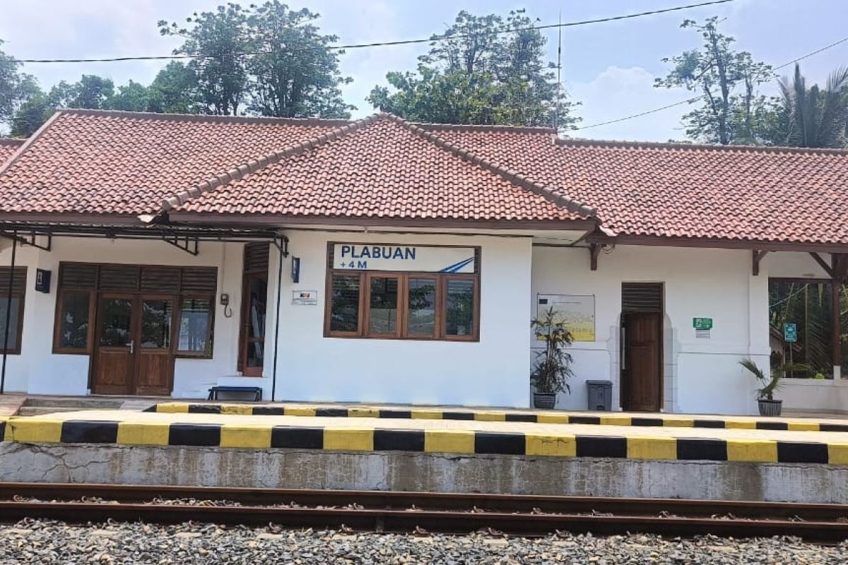 Stasiun Plabuan: Eksotisme Rel Kereta di Tepi Laut Jawa
