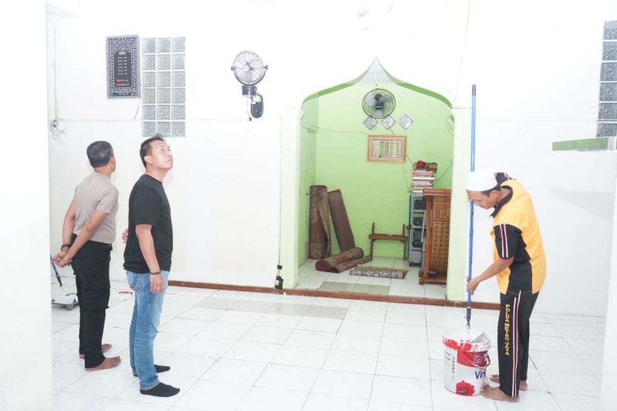 Polisi bersihkan lokasi ledakan di SMAN 72 Jakarta