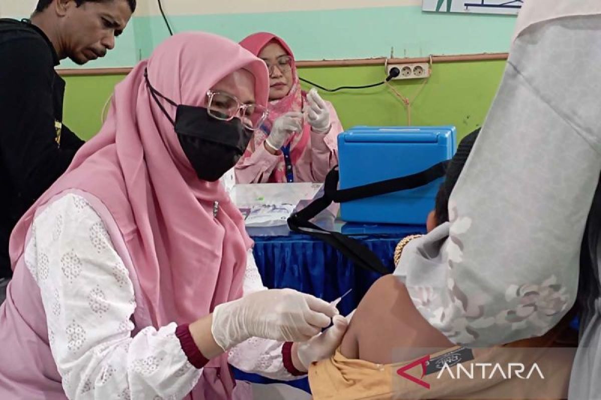 Ratusan murid madrasah ikut Bulan Imunisasi Anak Sekolah di Banda Aceh