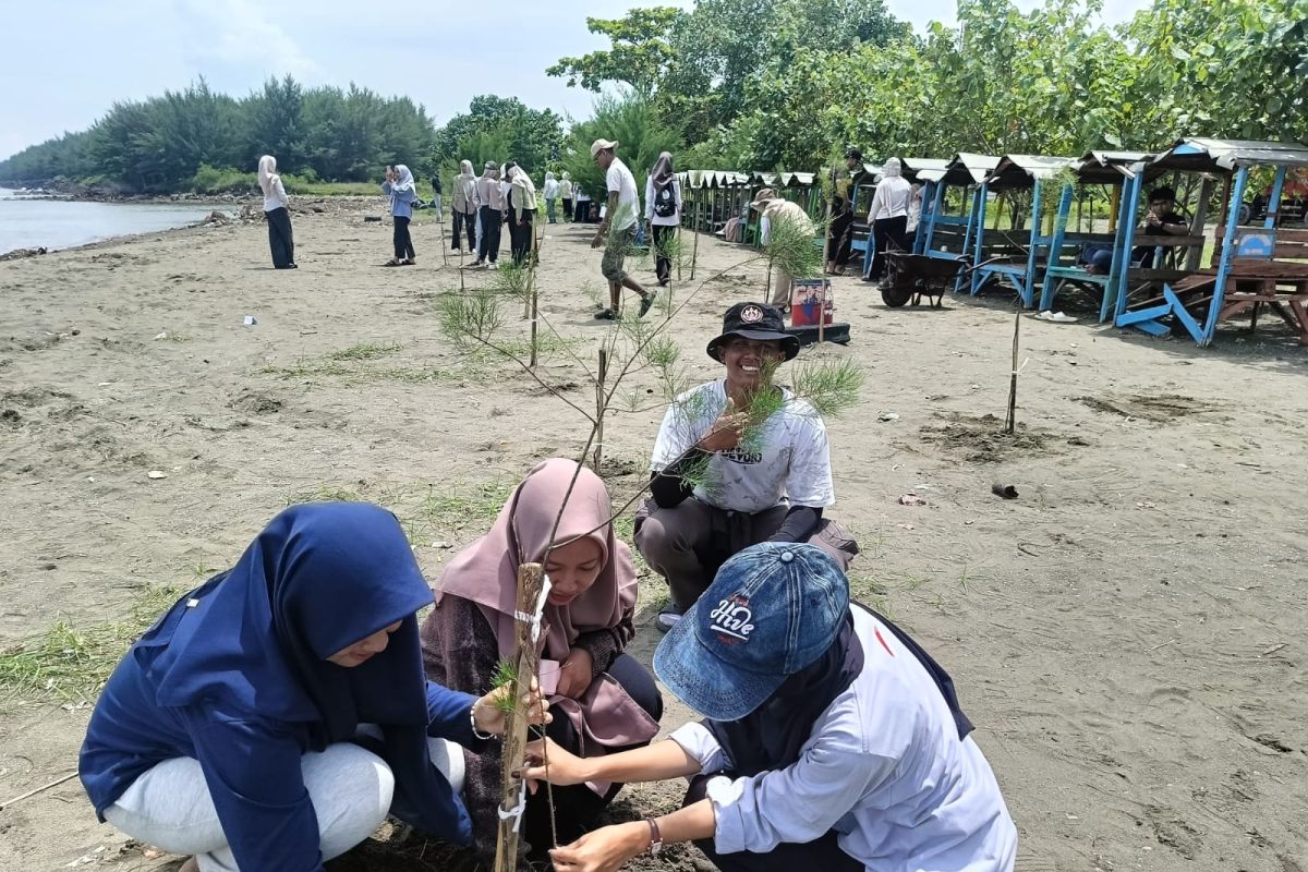 Gentara ajak mahasiswa bersih pantai dan tanam pohon