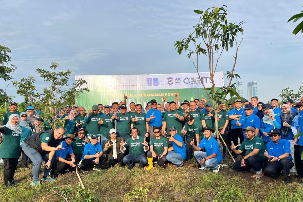 IKA ITS berkontribusi dalam penghijauan dan pendidikan lingkungan