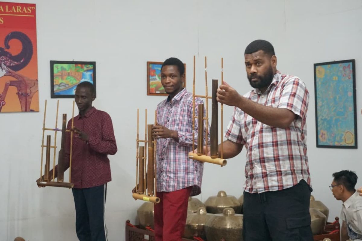 LPMB ajak mahasiswa internasional eksplorasi gamelan dan angklung bersama PGSD UMS