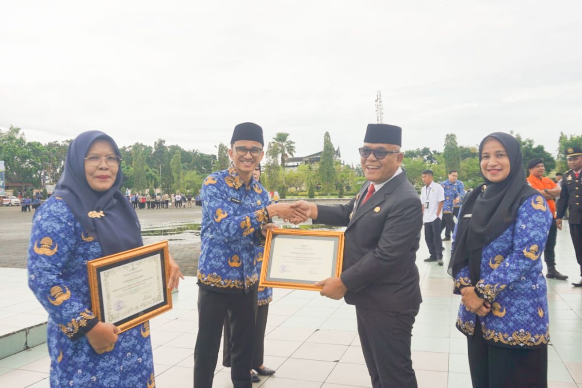 Di momen hari pahlawan, Pemkab Pasaman Barat berikan penghargaan kepada tiga puskesmas