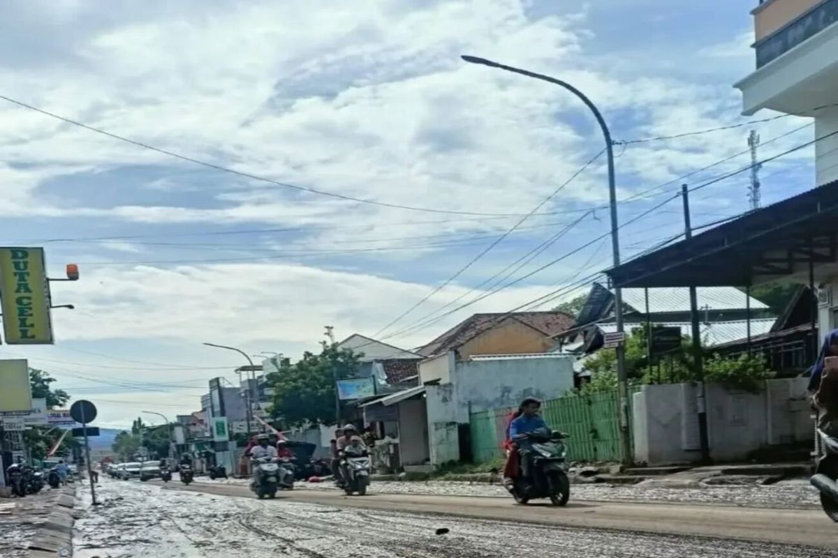 Banjir rendam enam kelurahan di Kota Bima dan dua rumah terbawa arus