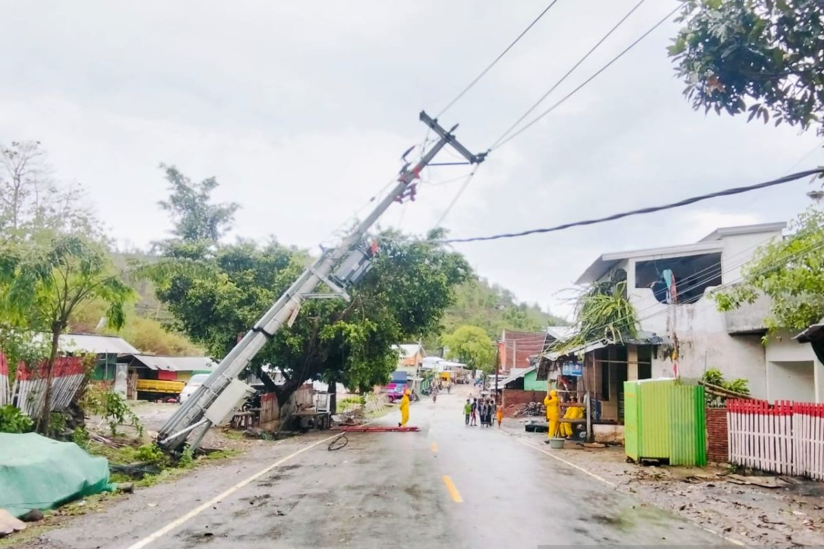 Angin kencang terjang Bima, enam rumah rusak dan tiang listrik roboh