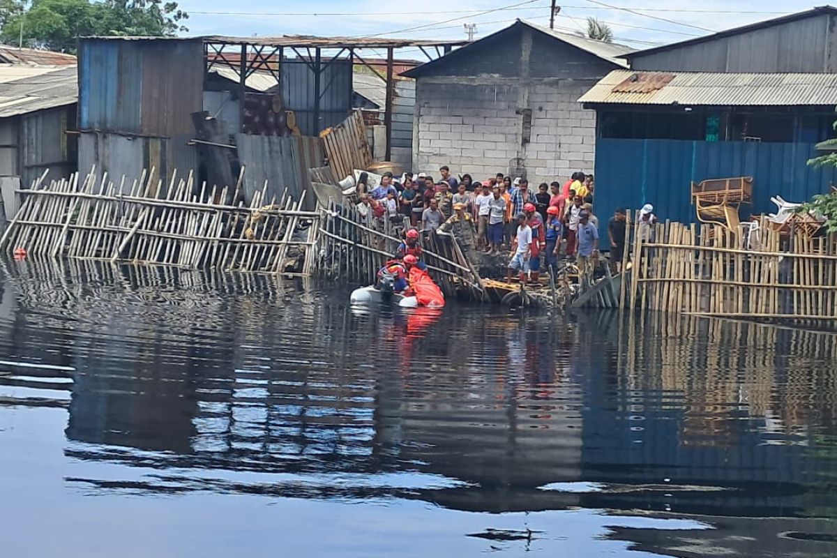 Seorang pria tewas tenggelam di kali di Jakut diduga terpeleset