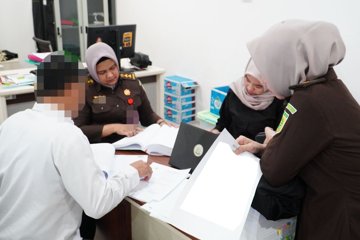 DJP Sulselbartra serahkan tersangka penggelapan ke Kejari Makassar