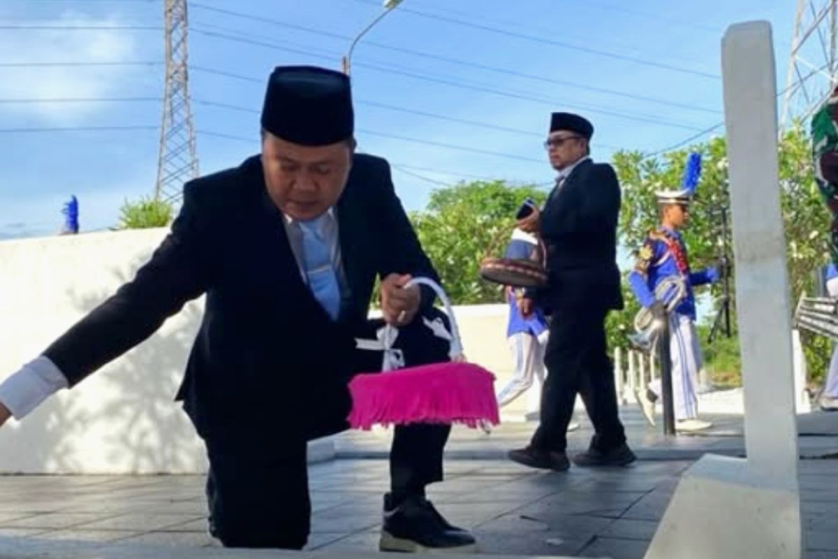 Wabup Karawang bersama pelajar dan Forkopimda tabur bunga peringati Hari Pahlawan