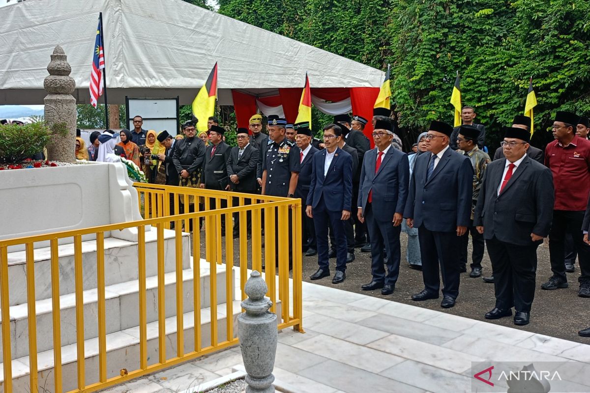 Khidmatnya upacara Hari Pahlawan di makam Tuanku Tambusai Malaysia